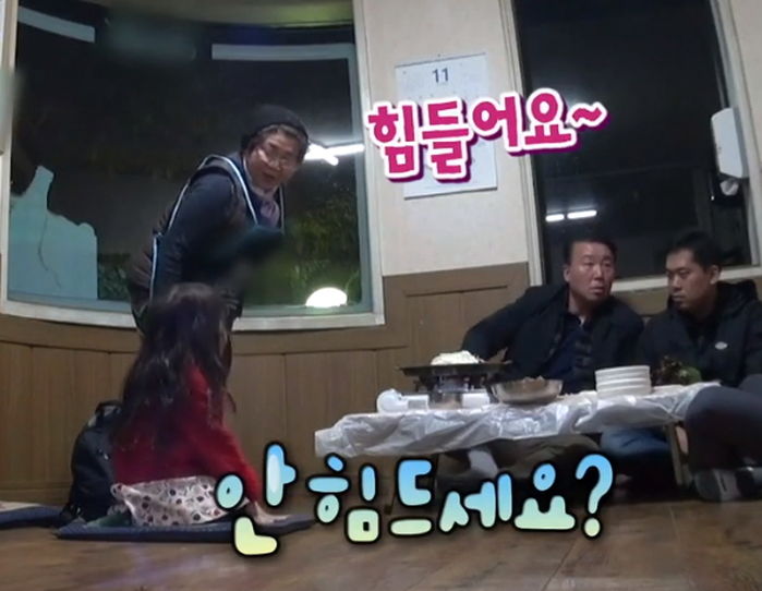 식당 할머니 힘들게 일하는 거 보더니 “아빠가 도와줘” 배려심 보인 ‘천사’ 나은이