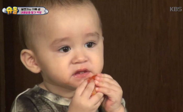 자기 손바닥만 한 ‘대왕 딸기’ 4개나 먹은 ‘아기 대식가’ 벤틀리