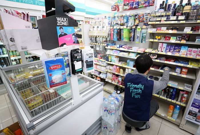 “악덕 고용주에 우는 청소년 알바생”…‘35%’는 여전히 최저임금도 못 받는다