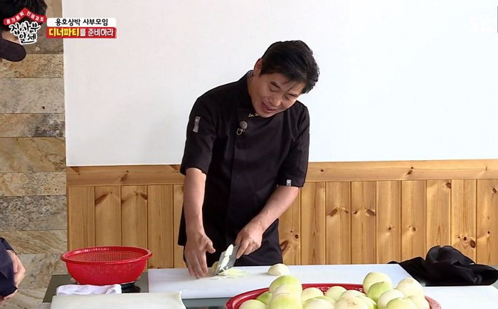 허벅지를 도마 삼아 날카로운 식칼로 ‘양파’ 채 써는 이연복