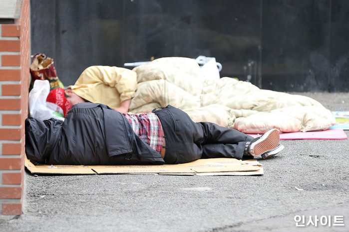 길에서 ‘법카’를 주운 노숙자는 ‘공짜’ 전국유람을 떠나기로 결심했다