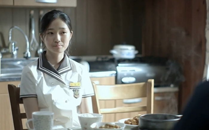 ‘SKY캐슬’서는 한번도 못 본 김혜윤의 ‘하복’ 입은 모습