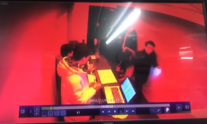 무언가에 취한 여자 머리채 잡고 끌고 가는 버닝썬 보안요원