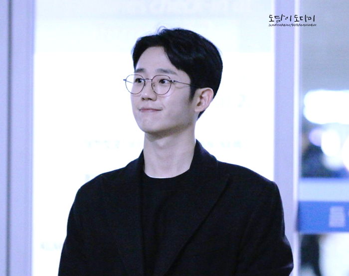 ‘깐 머리+안경’으로 지적인 ‘대학생’같은 분위기 뽐낸 정해인