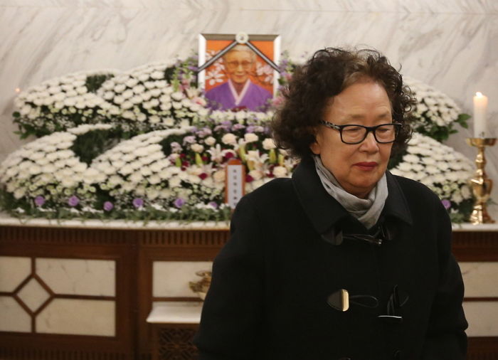 ‘일본군 위안부’ 피해자 故 김복동 할머니의 빈소 찾아 눈시울 붉힌 배우 나문희