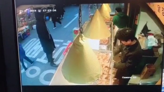 [단독] “강아지와 산책하던 여자친구가 서울 한복판서 대낮에 묻지 마 폭행을 당했습니다”