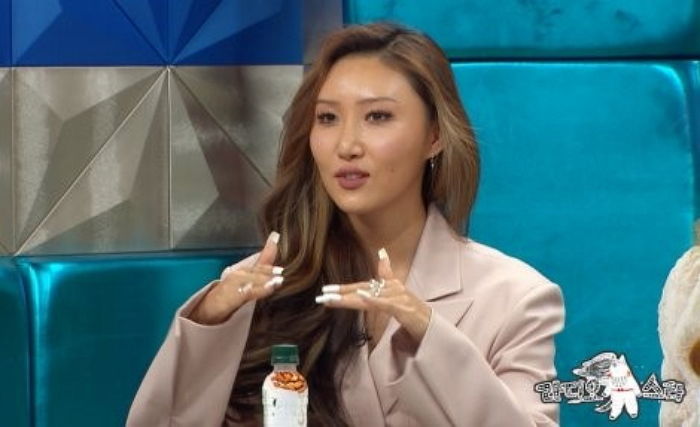 섹시 ‘보디슈트’ 입고 무대한 화사 포스에 반해 ‘직접’ 선물 보낸 대선배 이효리