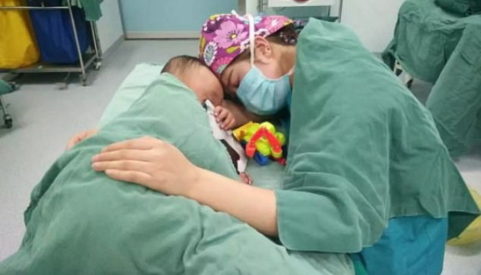 수술 너무 무서워 ‘울음’ 터진 2살 아기 손 꼭 붙잡고 재워준 간호사