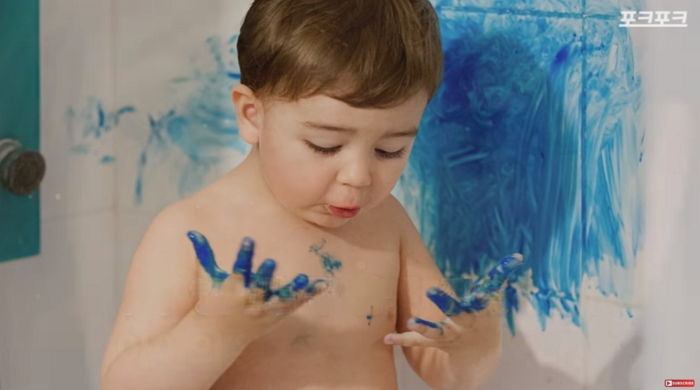 거실에 파란 잉크 쏟은 아들을 혼냈던 엄마는 14년 뒤 펑펑 눈물을 쏟았다