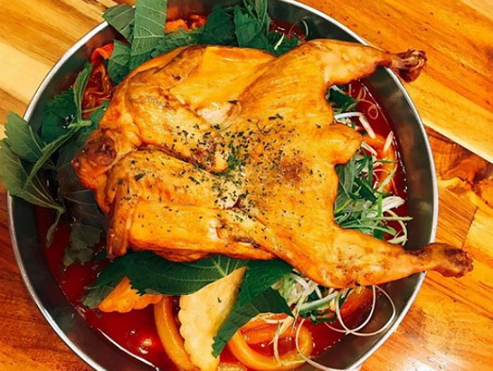 매콤한 떡볶이 위에 바삭한 ‘통닭’ 한 마리 통째로 올라간 청년 다방 ‘통닭 떡볶이’