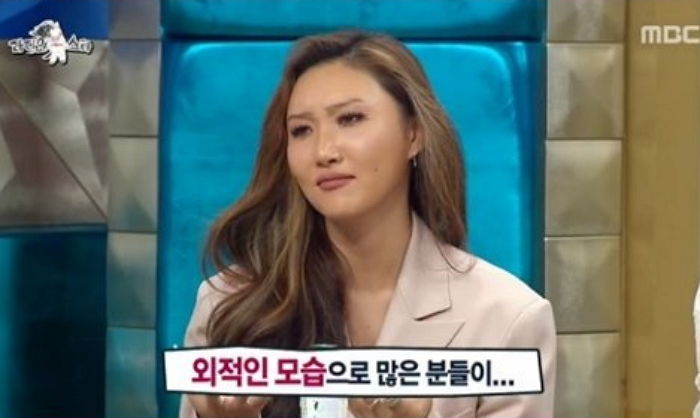 화사 “데뷔 후 외모 때문에 탈퇴 서명까지 있었다”