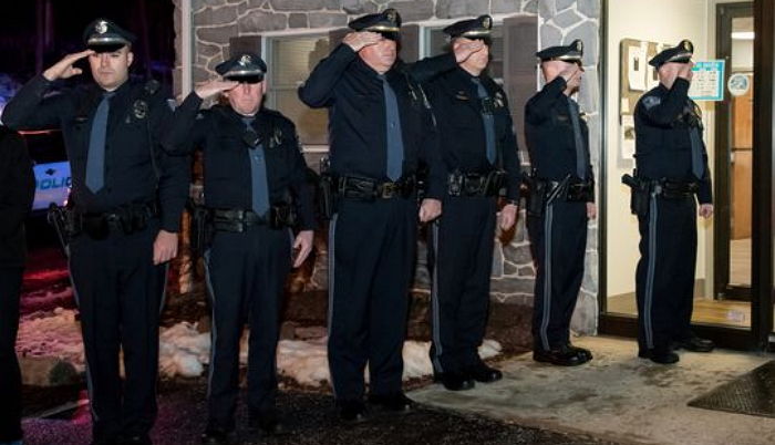 아픈 줄도 모르고 범인 잡다 암 걸린 경찰견 ‘안락사’시키며 눈물 흘린 경찰관