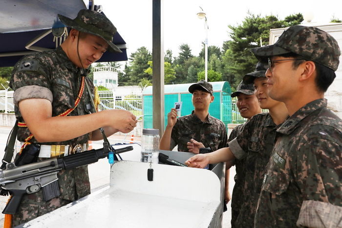 “내일(1일)부터 병사들도 일과 후 부대 밖에서 ‘치맥’ 먹을 수 있다”