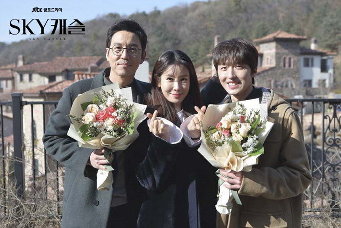 오늘(1일) 드디어 종영 앞두고 가족사진 대방출한 ‘SKY 캐슬’ 배우들