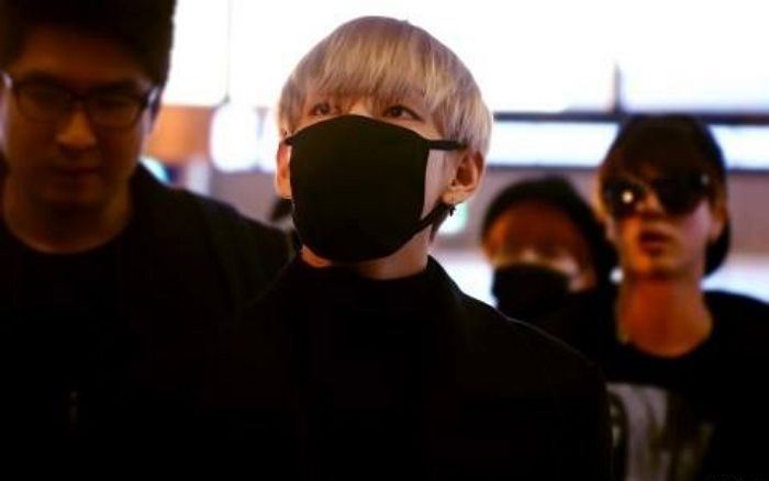 마스크로 얼굴 다 가려버리는 ‘세계 미남 1위’ 뷔의 소멸 직전 얼굴 크기