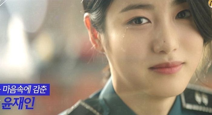 교복 대신 ‘경찰 제복’ 입고 돌아오는 ‘단발 여신’ 신예은