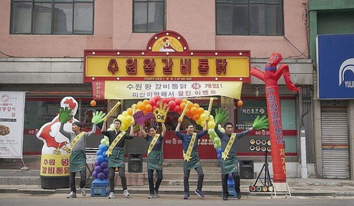 “지금까지 이런 맛은 없었다”…수원통닭골목에 등장한 진짜 ‘수원 왕갈비 통닭’ 실물