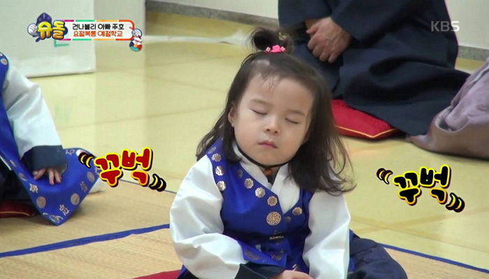 수업 내내 쿨하게 ‘잠방’(?) 때려 시청자들 시선 강탈한 어제자 나은이 친구