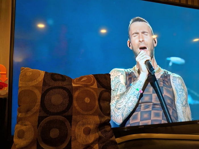 ‘30년’은 족히 된 것 같은 ‘가구 무늬 패션’으로 놀림거리(?)된 마룬5