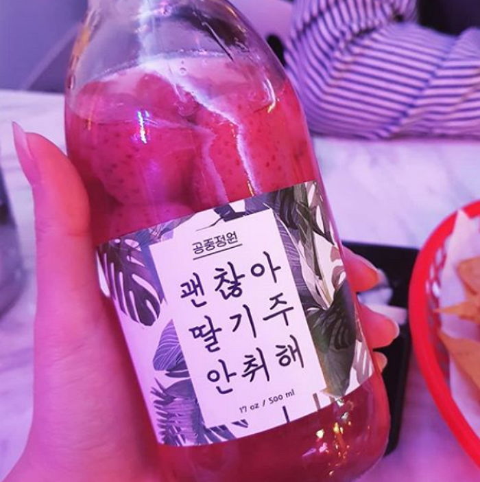 ‘상큼+달달’한 생과일 통째로 들어가 밤새 마셔도 안 취한다는 ‘딸기 소주’