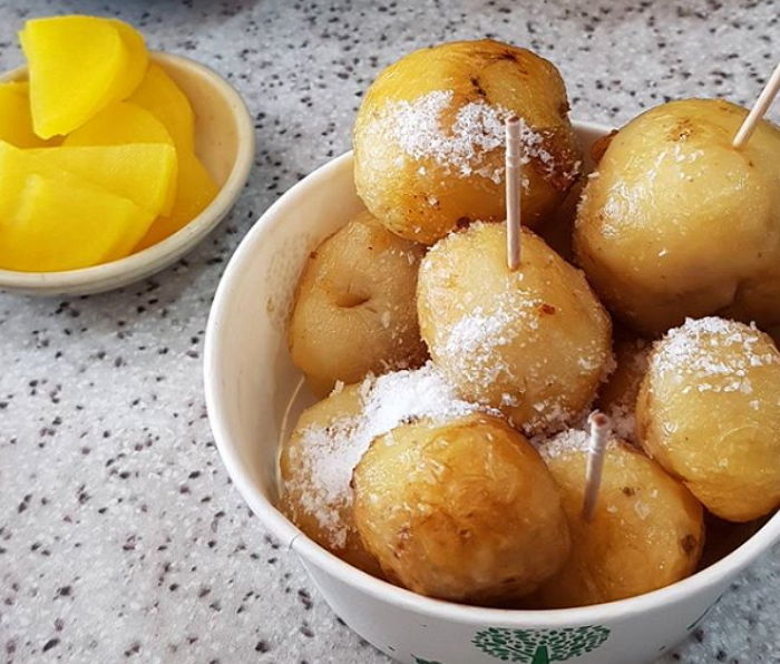 사람들마다 취향 확실히 갈린다는 휴게소 ‘1등 간식’ 통감자 먹는 방법