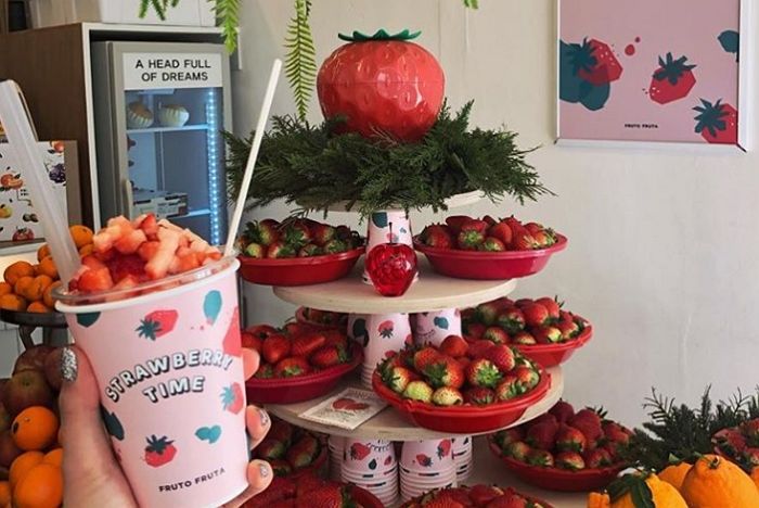새콤달콤 딸기 토핑 잔뜩 올라가 ‘딸기 덕후’ 사이서 맛집으로 소문난 과일카페