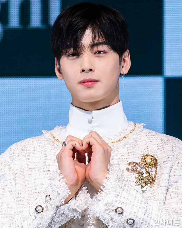 아스트로 차은우가 16일 오후 서울 코엑스아티움서 열린 정규1집 'All Light(올라잇)' 발매 쇼케이스에 참석해 포즈를 취하고 있다. / 사진=고대현 기자 daehyun@