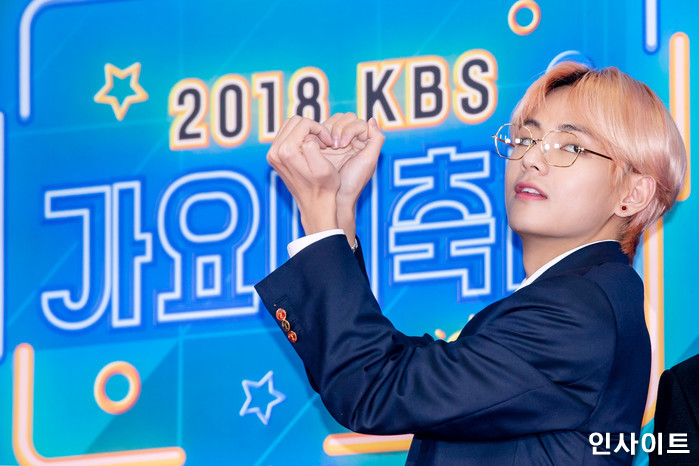 방탄소년단 BTS 뷔가 28일 오후 서울 여의도 KBS홀에서 열린 '2018 KBS 가요대축제' 시상식에 참석해 레드카펫을 밟고 있다. / 사진=고대현 기자 daehyun@