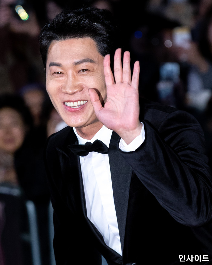 배우 진선규가 22일 오후 서울 광화문 세종문화회관 대극장서 열린 ‘2018 제55회 대종상 영화제’ 시상식 레드카펫에 참석해 포즈를 취하고 있다. / 사진=고대현 기자 daehyun@