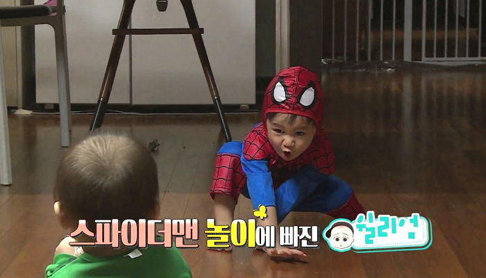 분명 ‘스파이더맨’으로 변신했는데 자기가 거미줄에 갇혀 당황(?)한 윌리엄