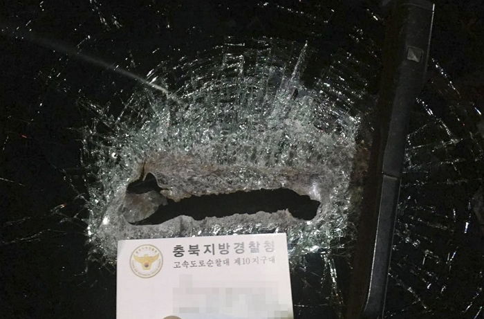 “결혼 앞둔 예비신랑이 고속도로서 갑자기 날아든 철판에 찔려 세상을 떠났습니다”