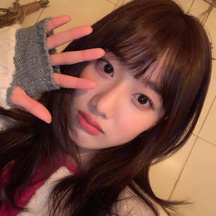 오는 4월 공개되는 ‘에이틴 2’ 앞두고 다시 앞머리 내리며 청순 미모 뽐낸 이나은