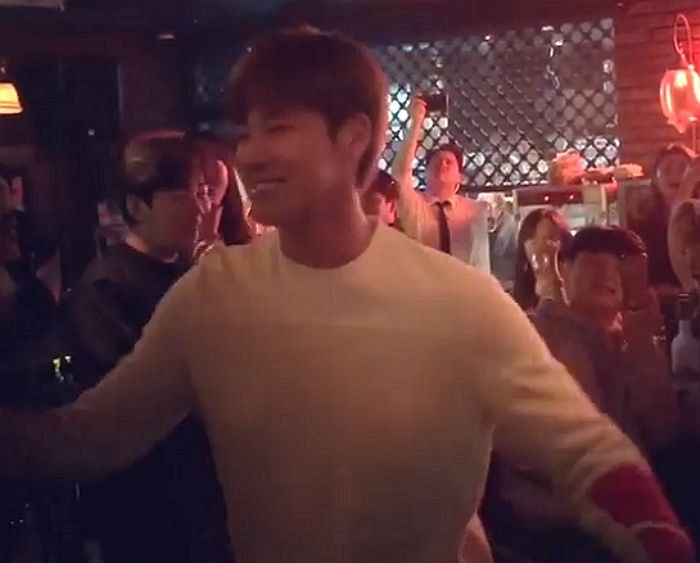 자기 생일파티서 너무 신나 ‘열정적’ 동방신기 무대 선보인 유노윤호