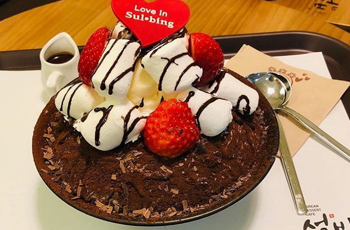 따뜻한 핫초코 부어먹는 ‘신개념’ 설빙 신상 ‘핫초코마시멜로설빙’
