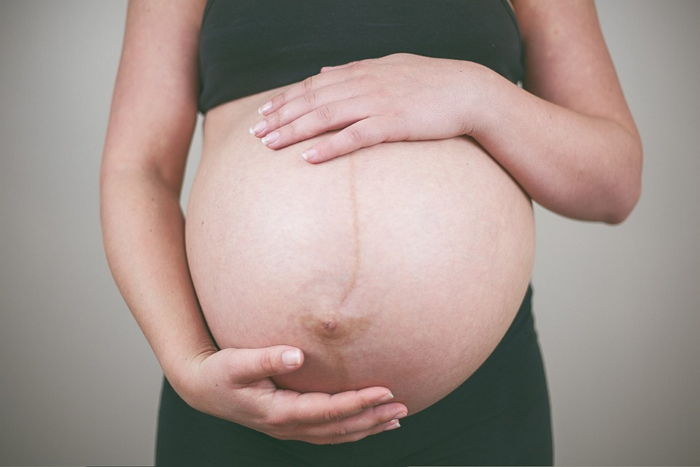 아기 낳느라 고생한 아내 위한 병원 침대에서 코 골며 잠든 남편