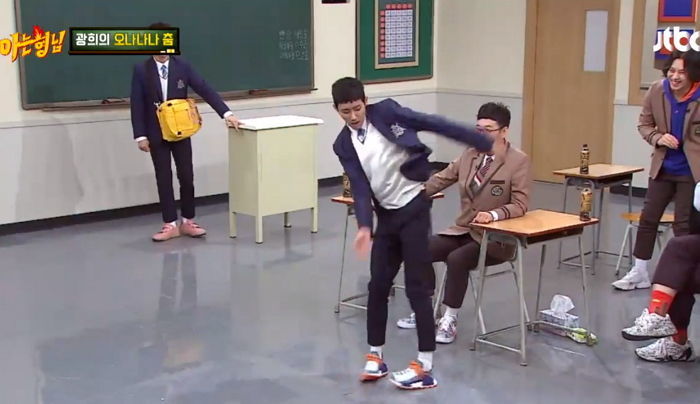 자꾸만 ‘나풀나풀’거려 팬들 사이서 ‘종이 인간’으로 불리는 스타 4인