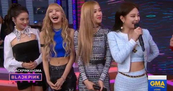 미국 방송서 원어민 뺨치는 ‘영어 실력’으로 해외 팬 감탄하게 한 블랙핑크 제니·로제