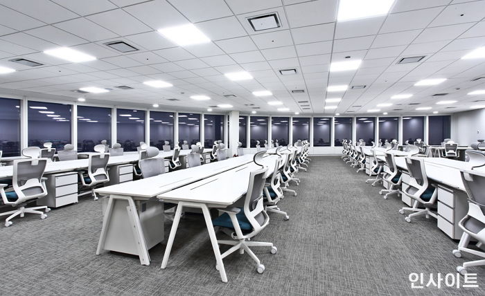 롯데월드타워 30층에 ‘한강뷰+특급 서비스’ 다 갖춰 오픈한 ‘워크플렉스’