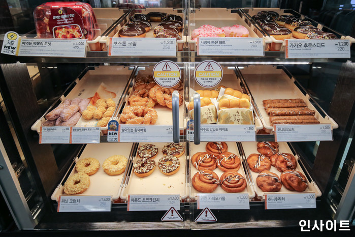 던킨도너츠, ‘헬로키티 거울’ 행사…“달콤한 도넛을 부탁해!”