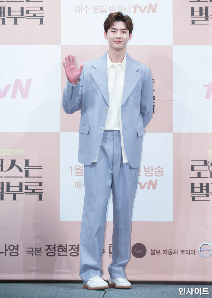 배우 이종석이 21일 오후 서울 강남구 논현동 임피리얼팰리스 호텔서 열린 tvN 주말드라마 '로맨스는 별책부록' 제작발표회에 참석해 포즈를 취하고 있다. / 사진=고대현 기자 daehyun@