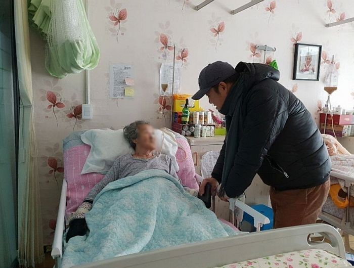 과거 말실수 용서받고자 7년째 ‘위안부 피해’ 할머니 만나 뵙고 있는 김구라