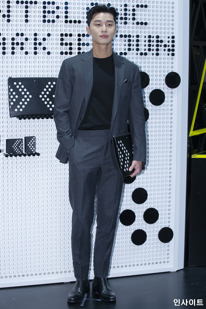 배우 박서준이 9일 오후 서울 중구 롯데백화점 본점에서 열린 '몽블랑 X PSJ 캡슐 컬렉션' 론칭 기념 행사에 참석해 포즈를 취하고 있다. / 사진=박찬하 기자 chanha@