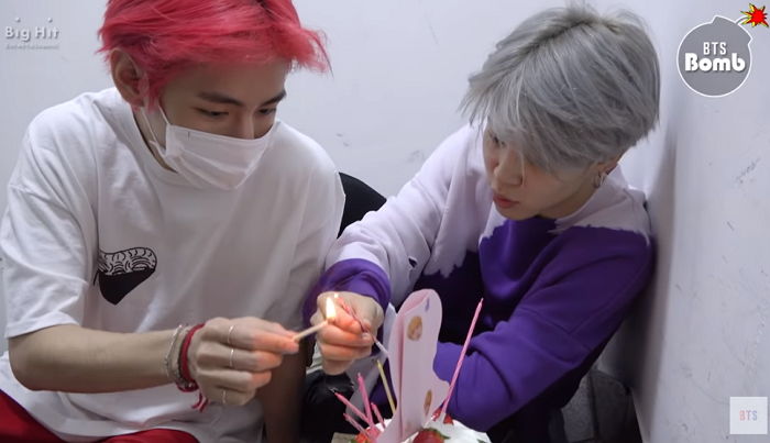 진 형아 생일 축하해주려 비상구 계단에 쪼그려 앉아 초에 불붙이는 ‘월클’ 방탄