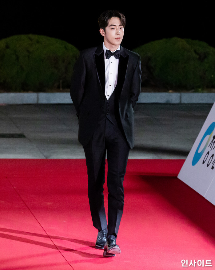 배우 이솜이 23일 서울 경희대학교 평화의 전당에서 열린 '제39회 청룡영화상'에 참석해 레드카펫을 밟고 있다. / 사진=고대현 기자 daehyun@