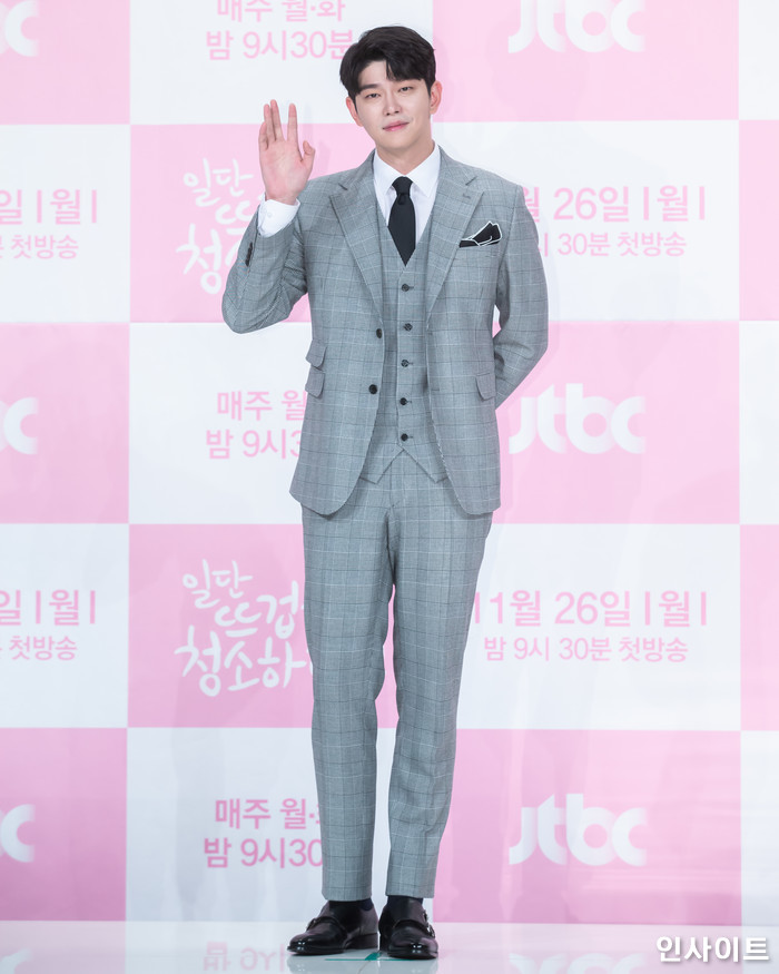 배우 윤균상이 26일 오후 서울 영등포 타임스퀘어 아모리스홀에서 열린 jtbc 새 월화드라마 '일단 뜨겁게 청소하라' 제작발표회에 참석해 포즈를 취하고 있다. / 사진=고대현 기자 daehyun@