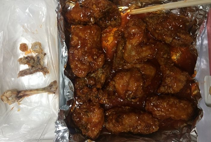 “지난달에도, 어제도 네네치킨에서 시킨 양념치킨서 ‘다리’가 하나 없었습니다”