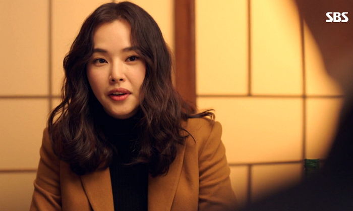 “가오를 잡고 지X이냐” 새 드라마서 학번 부심 부리는 후임 ‘참교육’한 이하늬