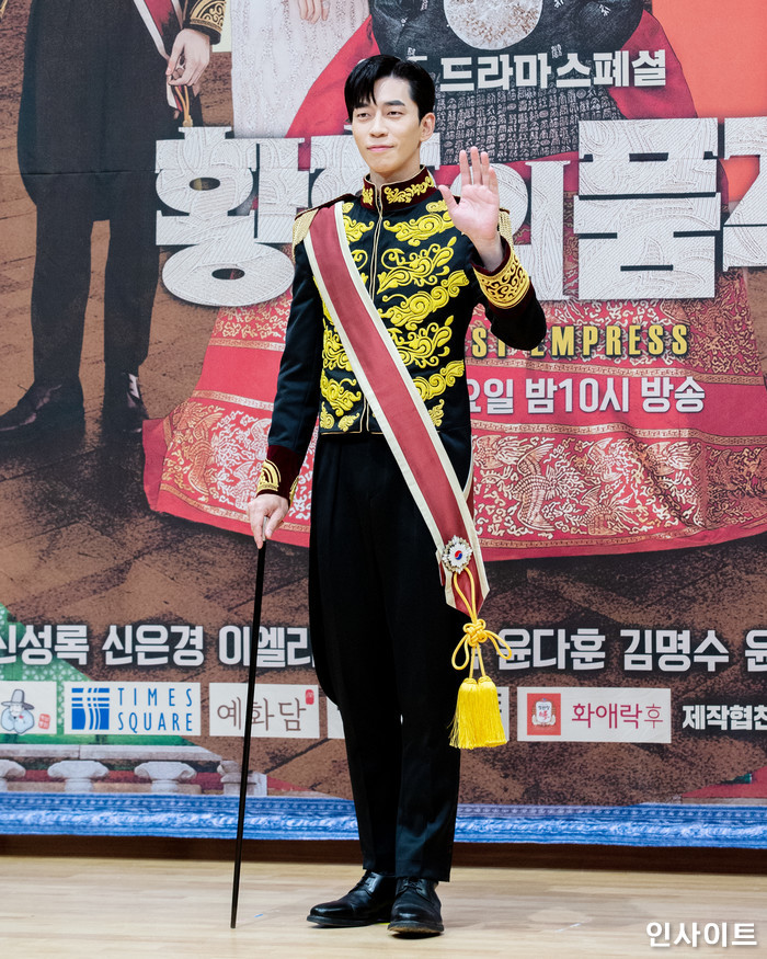 배우 신성록이 20일 오후 서울 목동 SBS에서 열린 새 수목드라마 '황후의 품격' 제작발표회에 참석해 포즈를 취하고 있다. / 사진=고대현 기자 daehyun@
