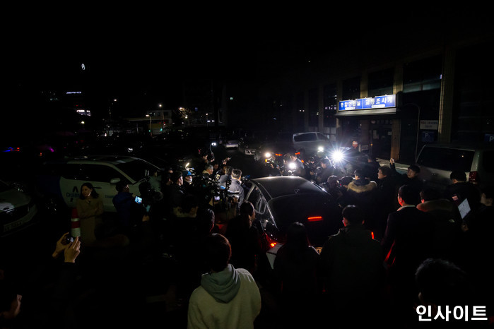 손석희 JTBC 대표가 17일 새벽 2시 50분께 서울 마포경찰서에서 19시간 가량 경찰조사를 받고 귀가하기 위해 경찰서를 나서고 있다. / 사진=고대현 기자 daehyun@