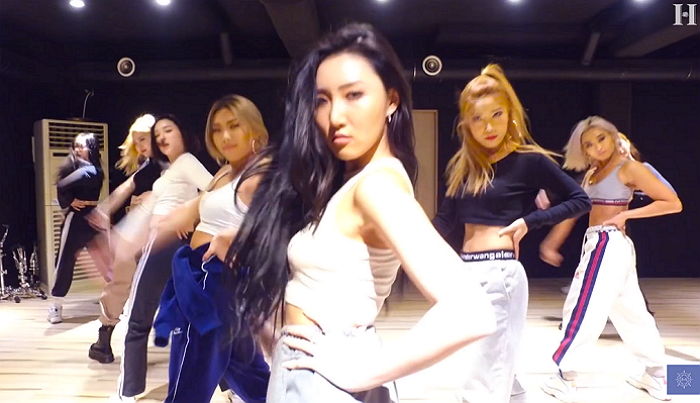 무대 아래서도 ‘섹시 카리스마’ 폭발하는 화사 안무 연습 영상